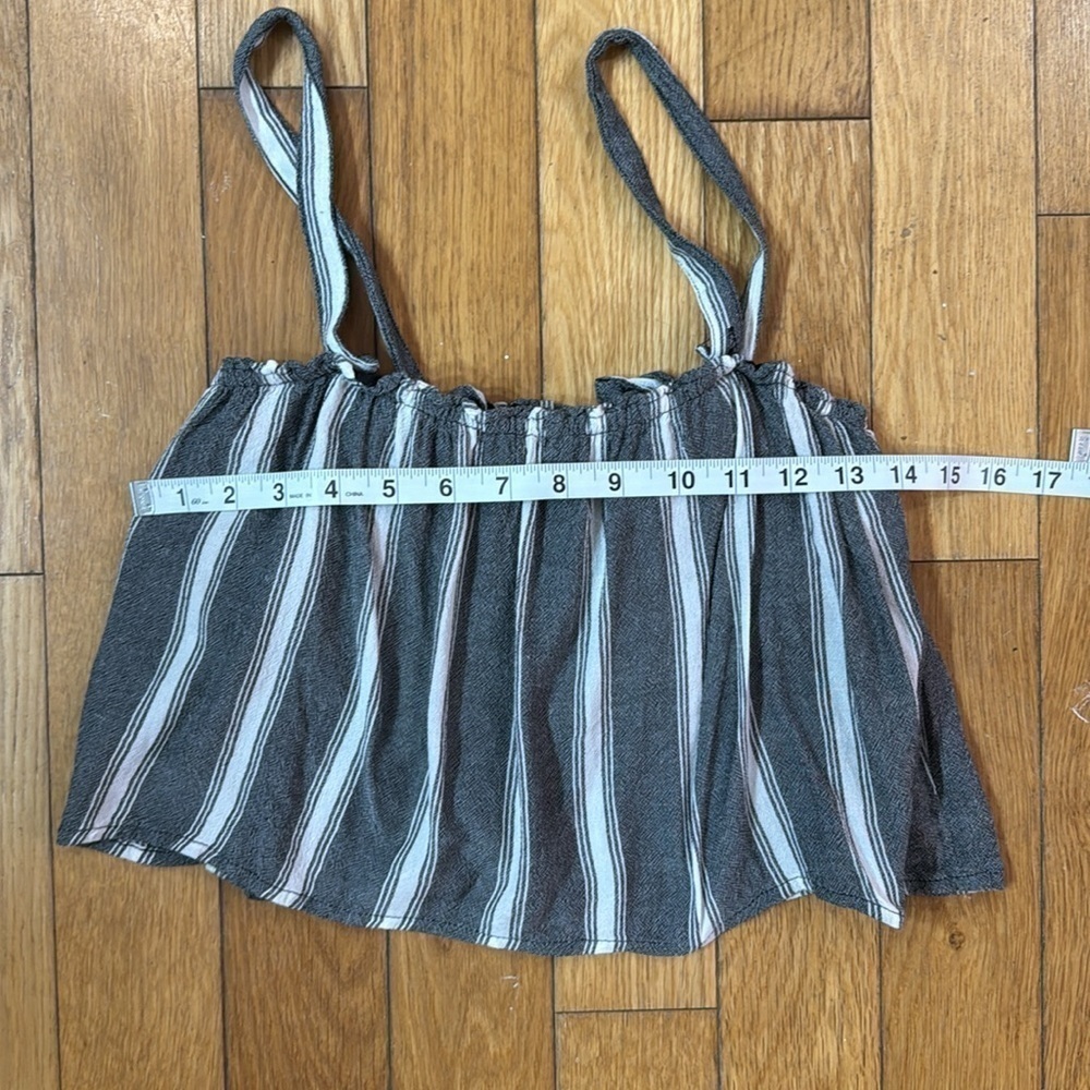 Hollister Grey and White Multi Ultra Crop Top.  Sz M - Picture 4 of 8